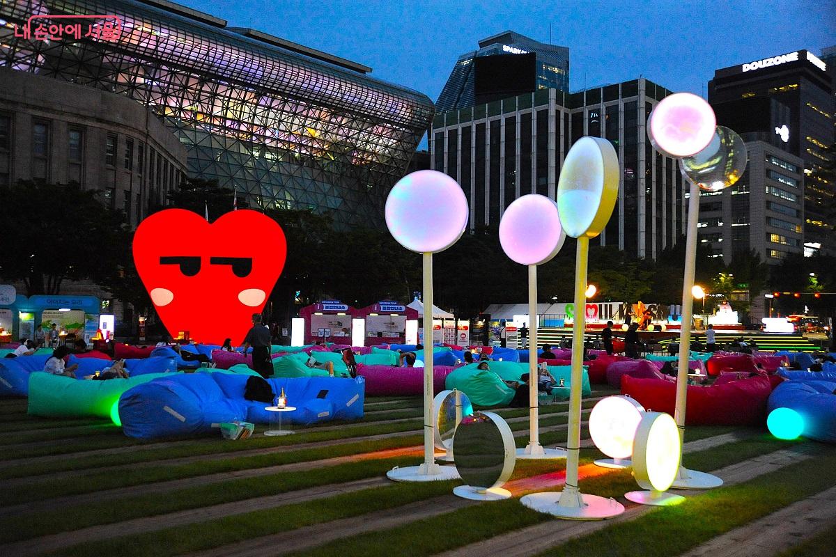 빈백 사이에 설치된 &lsquo;구름 빛 조명&rsquo;은 야간 운영 시 조명 기구로도 활용된다. &copy;조수봉