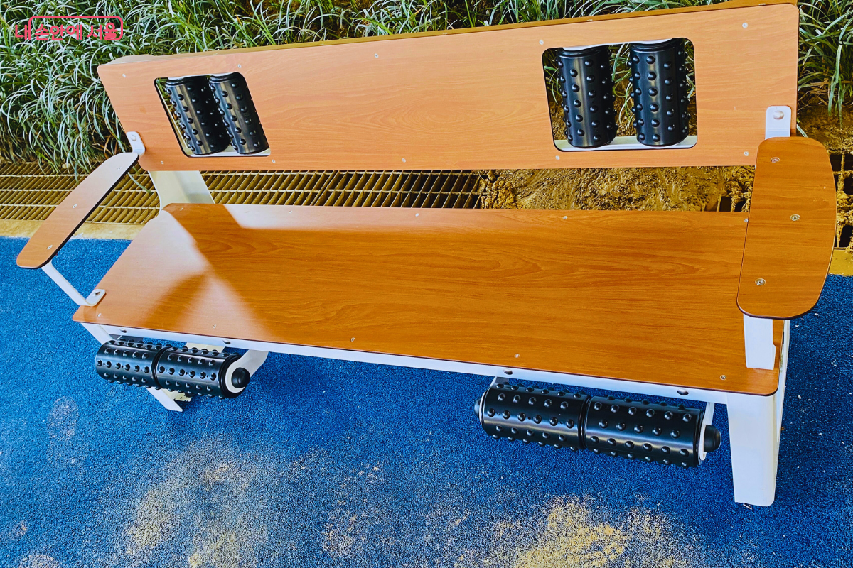 운동 후 피로를 풀 수 있도록 등과 다리 마사지 기능이 있는 벤치가 마련됐다. ©양정화