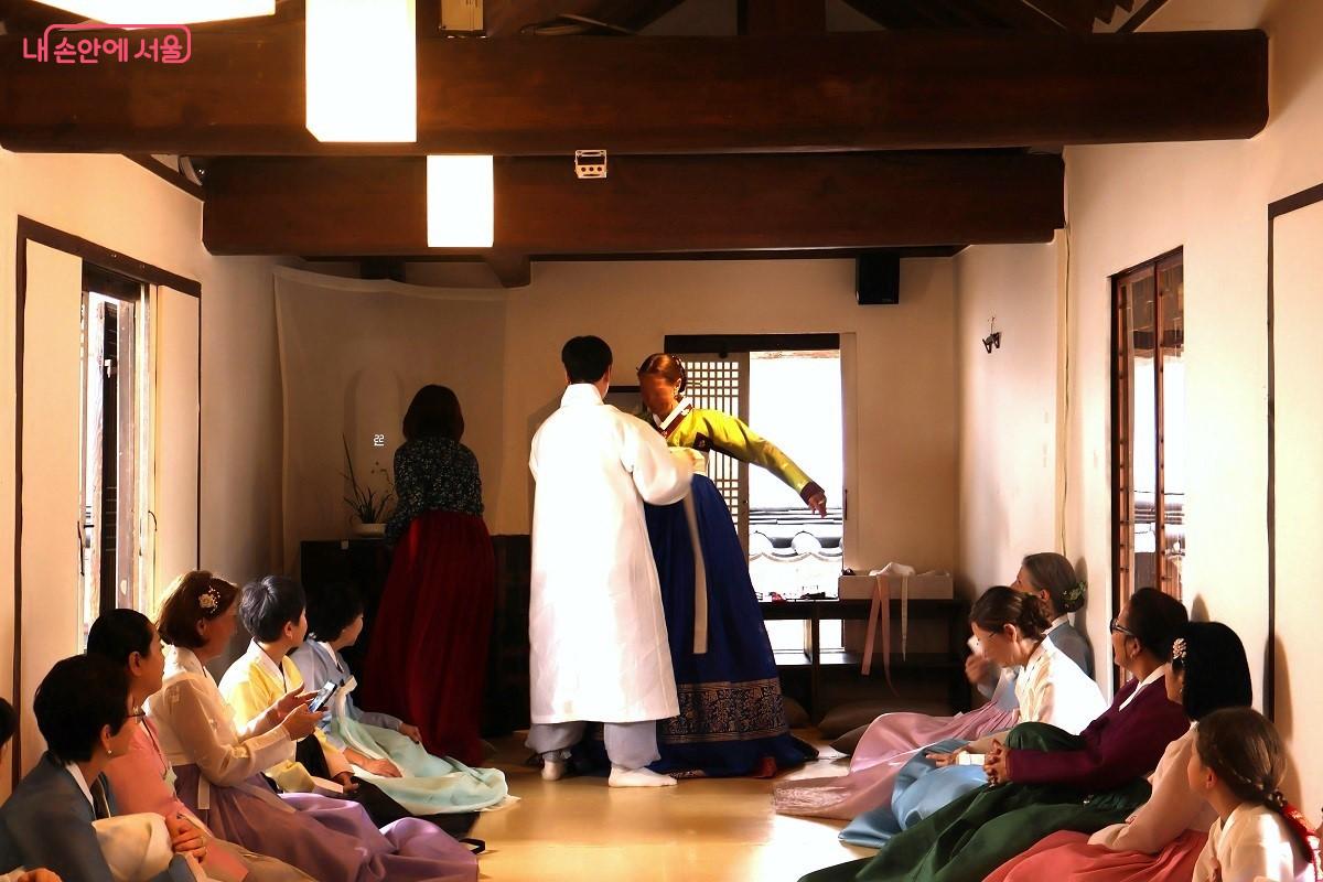 북촌문화센터 절기체험 '한가위 풍류 모임', 고운 한복을 입고 둘러앉아 일상 속 계절 이야기와 우리 고유의 다양한 풍속을 즐기는 풍류방 체험 ©이봉덕