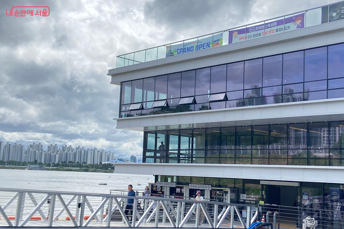 뚝섬 선착장에 도착 ⓒ김경선