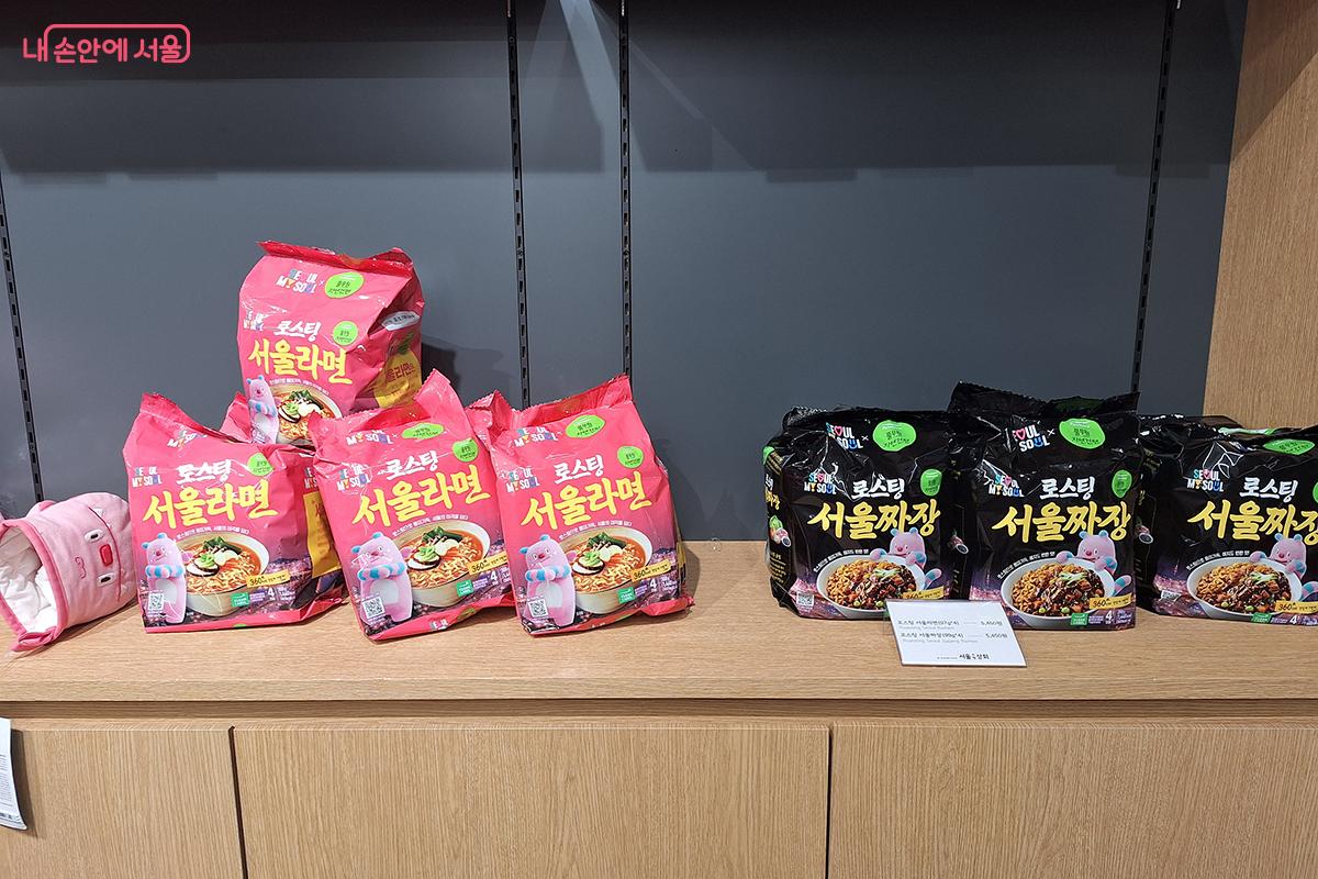 기름에 튀기지 않은 건강식, 서울라면과 서울짜장도 판매되고 있다. ©백승훈