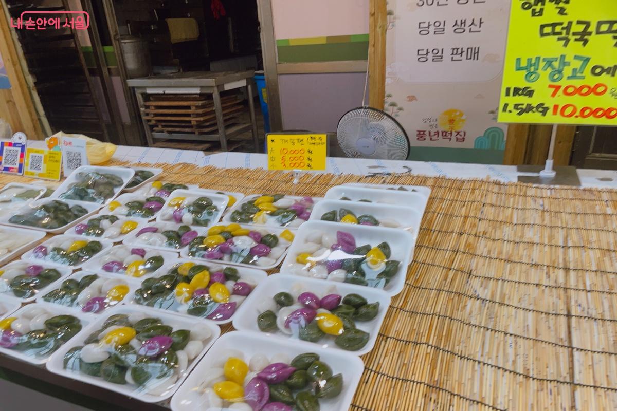 추석을 앞두고 떡을 구매하기 위해 용산용문시장 내 떡집을 찾았다. ©노윤지