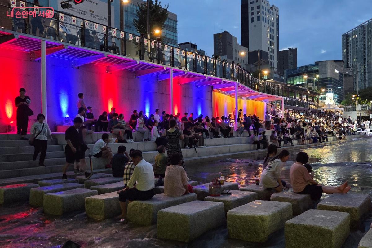 야간 조명 시설도 새롭게 설치된 성북구 수변활력거점 ©김미선