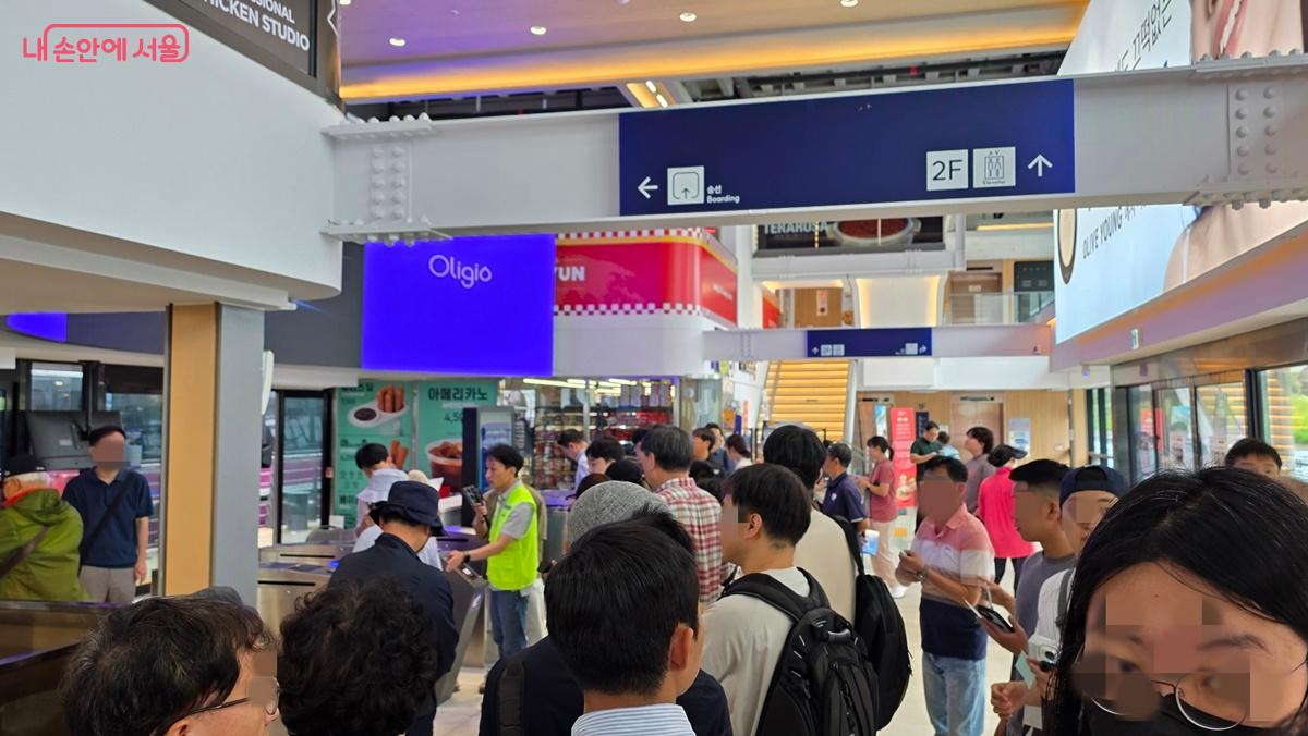 한강버스도 버스나 지하철처럼 교통카드를 찍고 승선하면 된다. ⓒ최용수