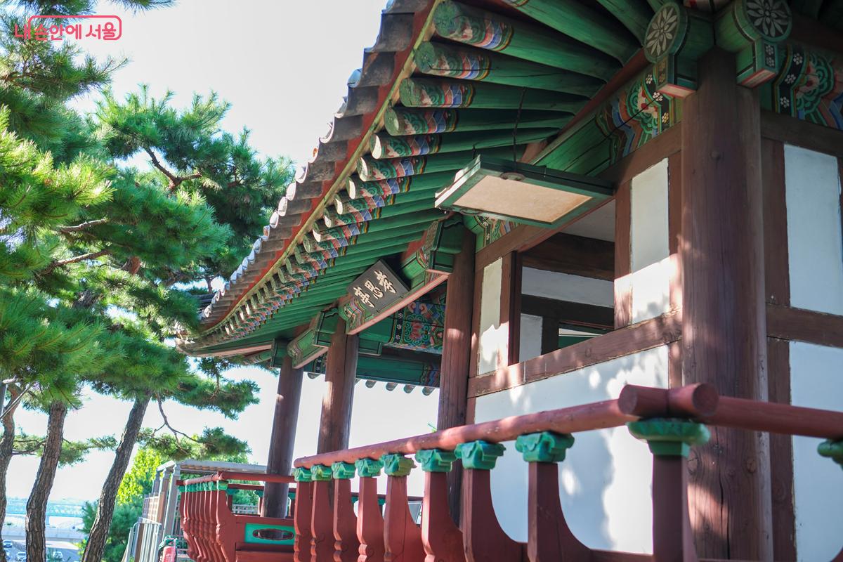 효사정은 일제강점기 때 한강 신사가 있던 자리에 1993년 새로 지은 건물이다. ©박우영