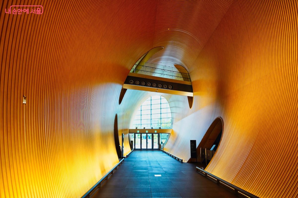 LG아트센터 서울의 포토존이라 불리는 타원형 통로 '튜브' ©김혜민