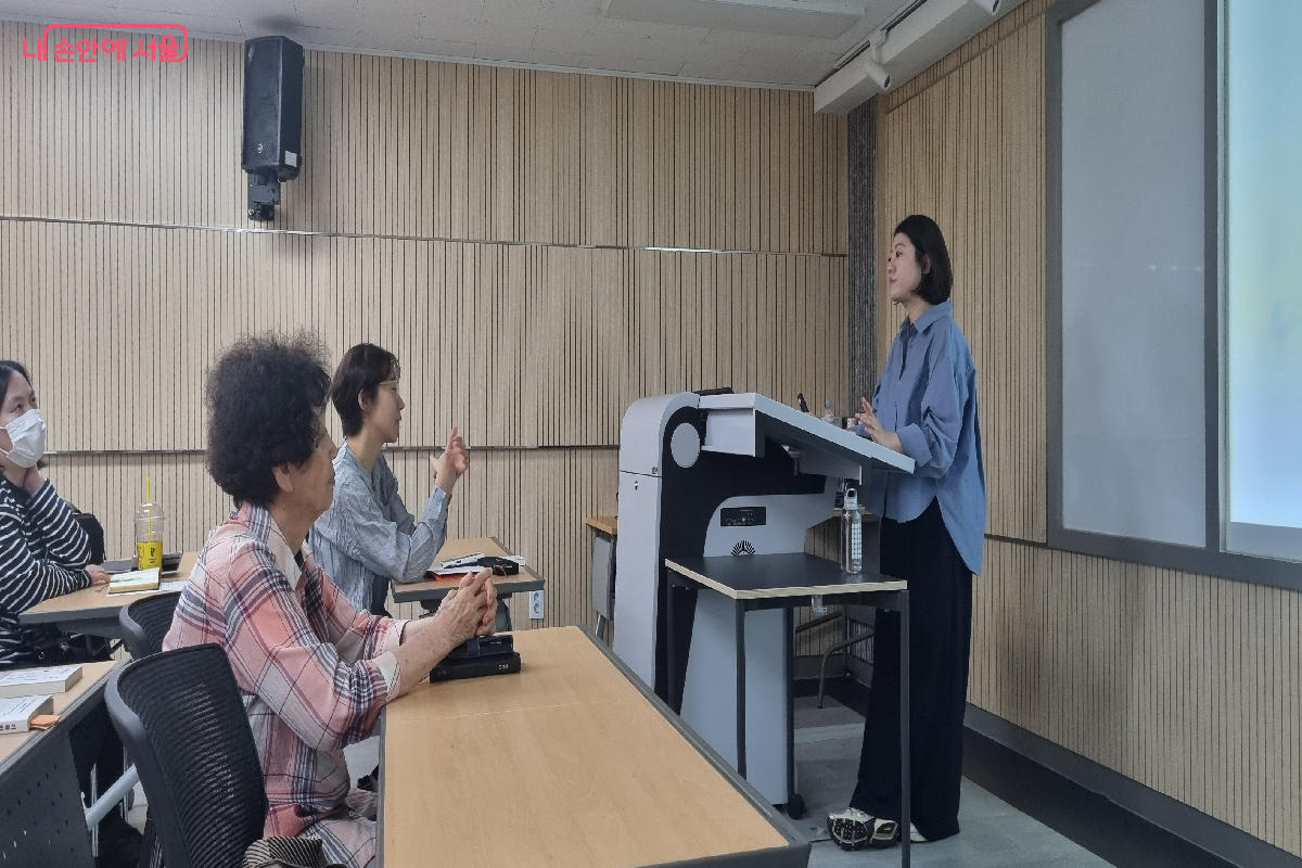 강연을 마친 후 청중의 질문에 친절하게 답하는 리니 작가 ©최문섭
