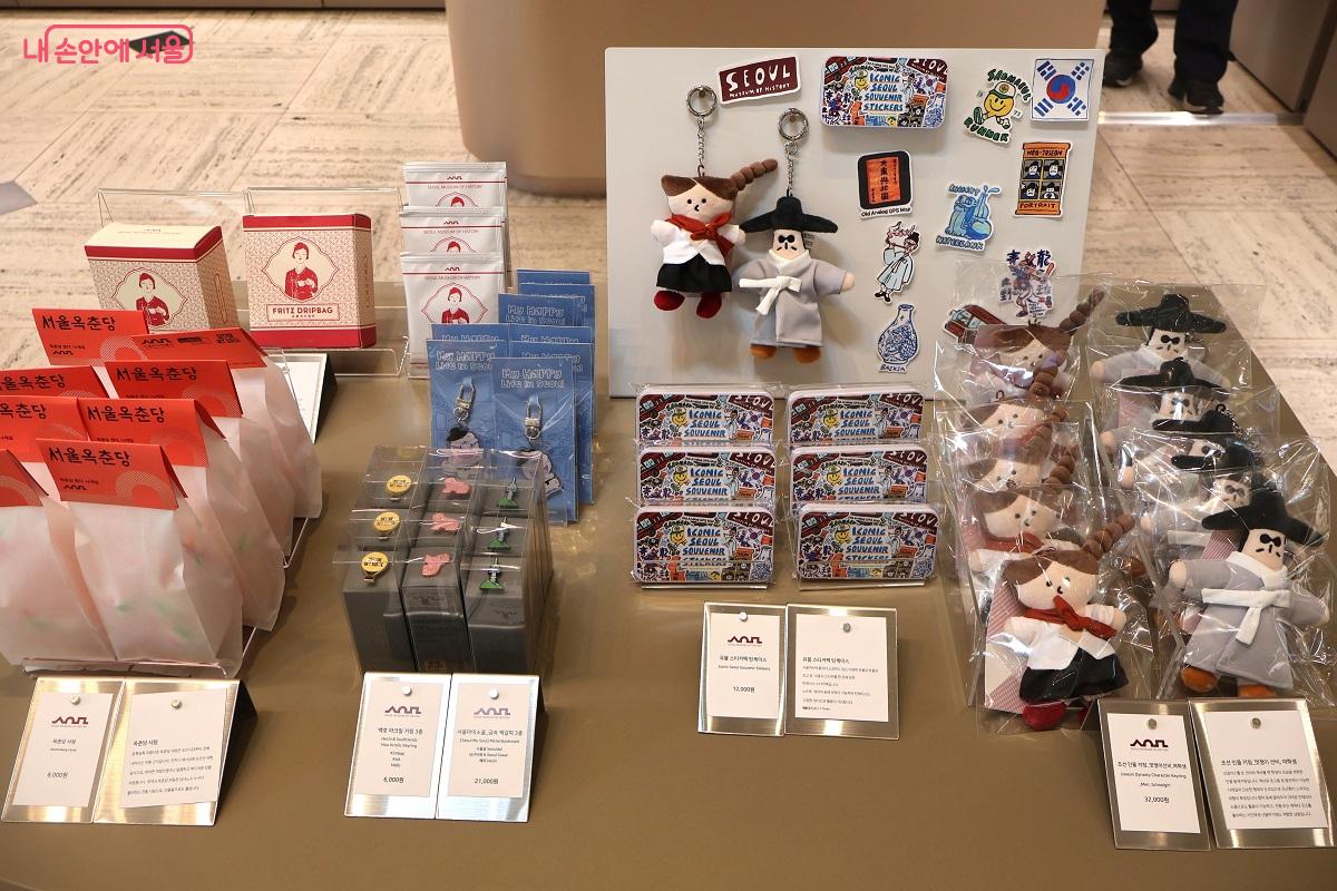 백호 아크릴 키링과 틴 케이스 스티커 백, 조선 인물 키링 등이 진열되어있다. ©이봉덕