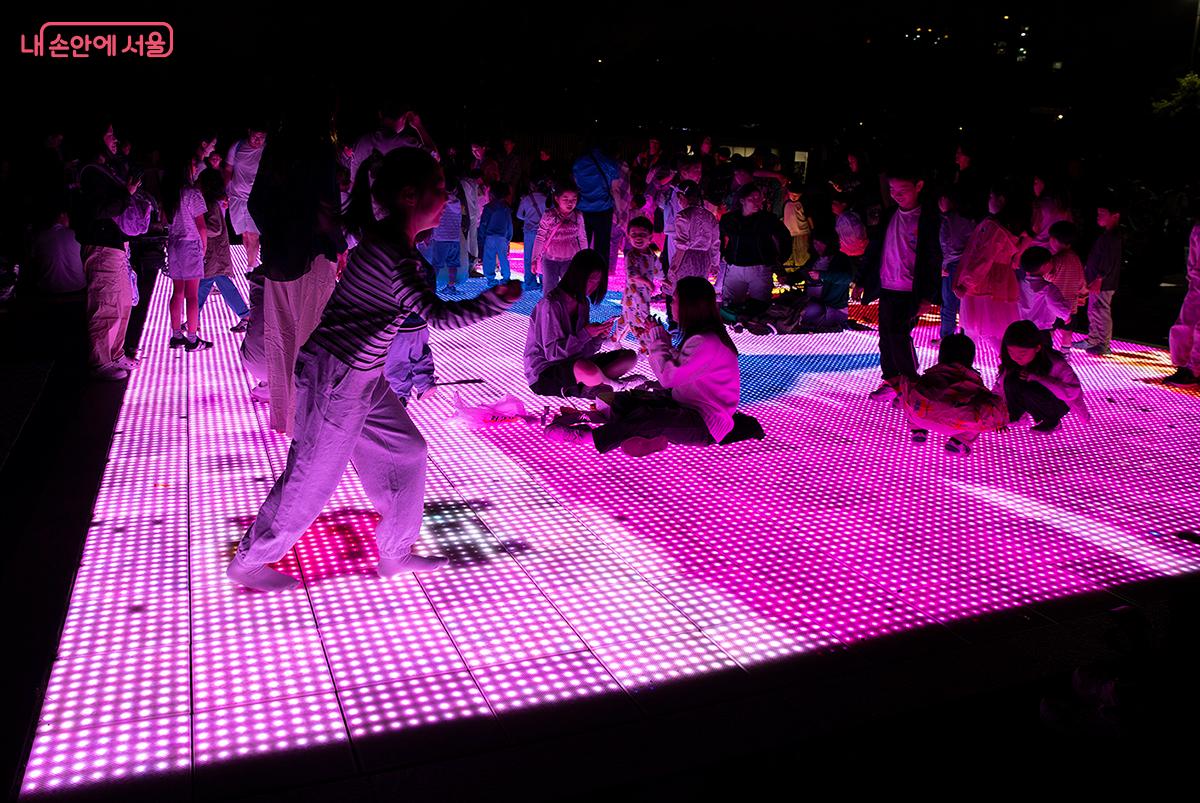 드론라이트 쇼가 끝나고 여운이 가시지 않았는데 아이들은 빛매트에서 즐기고 있다. ©문청야