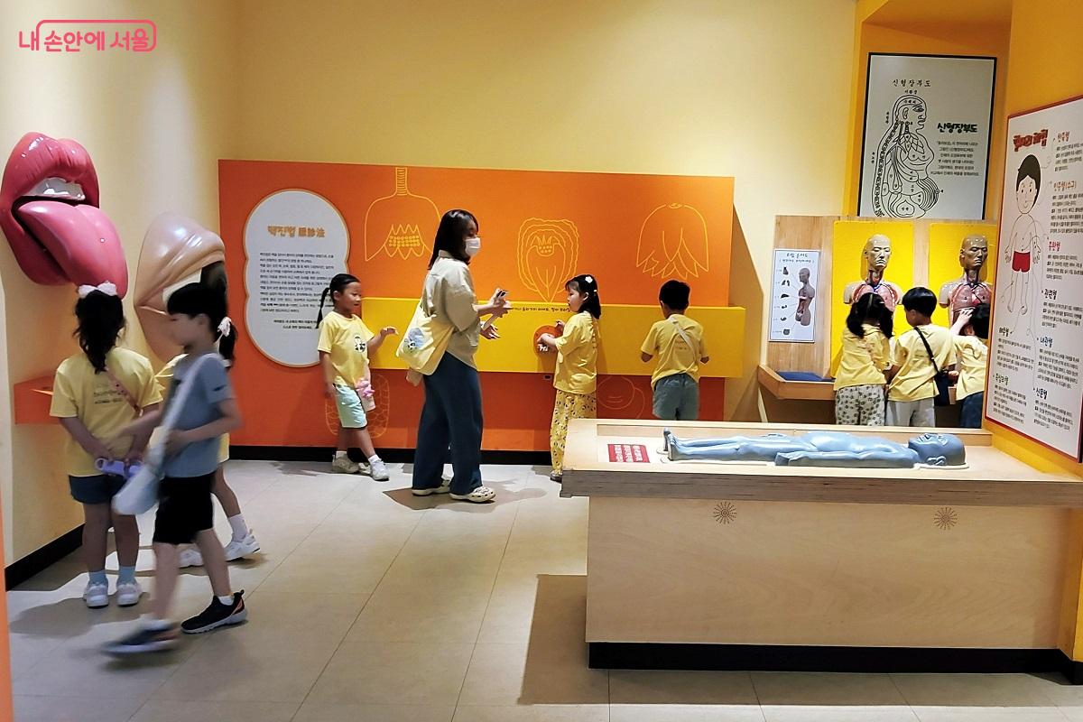 체험실에서 어린이들이 신기함을 가득 갖고 전시실을 관람하는 정경 &copy;이상돈