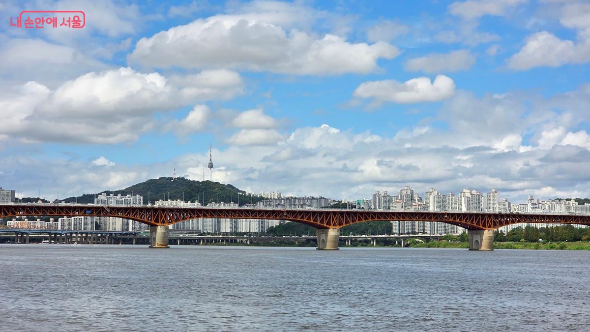 동호대교와 남산 풍경이 쾌청한 가을하늘과 어울려 장관이다. ⓒ최용수