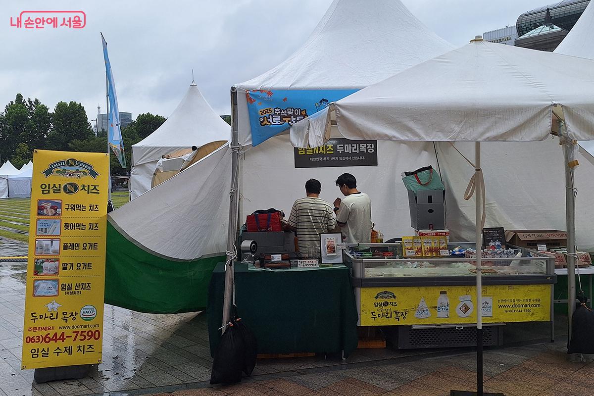 전북 임실에서 신선한 우유로 제조한 임실치즈의 영롱한 빛깔을 보면 자연스레 침이 고이고 입맛을 다시게 된다. ©백승훈