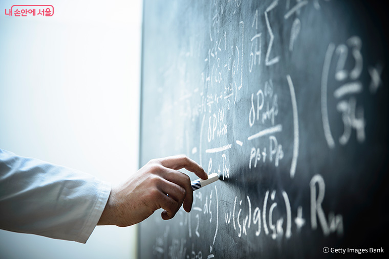 17세기 프랑스의 철학자, 수학자이자 과학자인 블레즈 파스칼은 10대 때 계산기를 만들기도 했다.