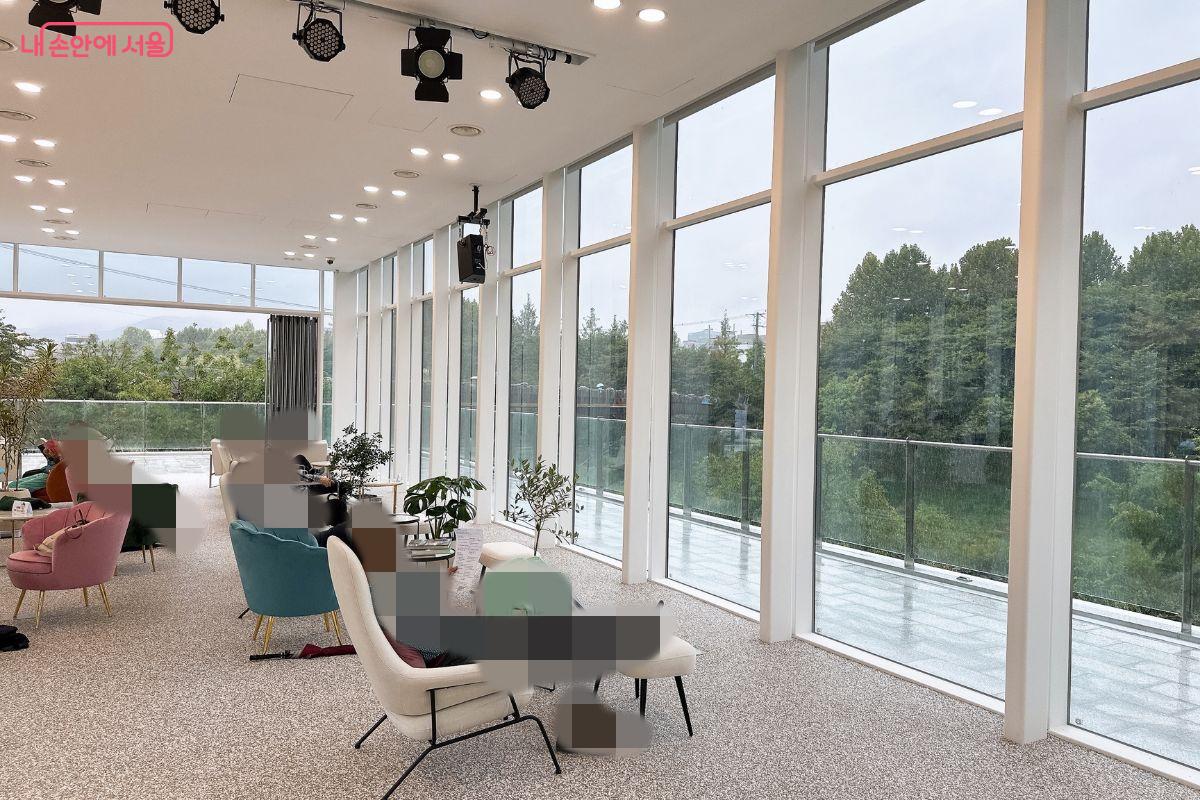 거대한 유리창을 통해 양재천의 풍경이 마치 한 폭의 그림처럼 펼쳐졌다.©김재형