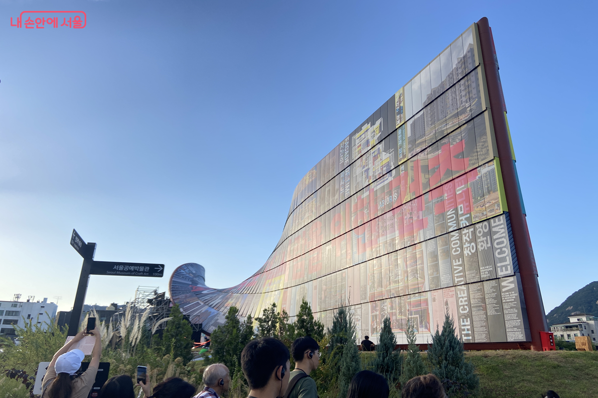 길이 약 90m, 높이 16m에 이르는 '휴머나이즈 월'은 이번 비엔날레를 대표하는 상징적 설치작품이다. ©김경선