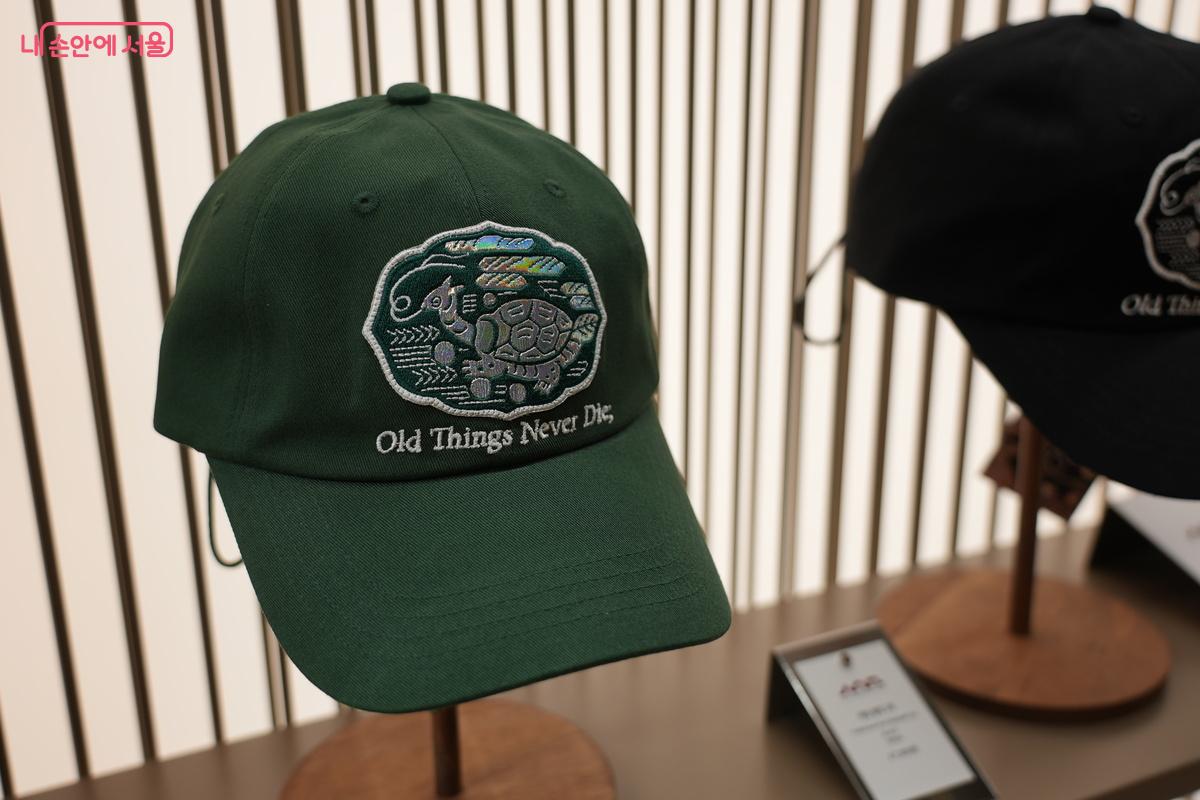 나전 반짇고리 속 거북이 자개 패턴을 모티브로 한 '매듭 볼캡' &copy;우현희