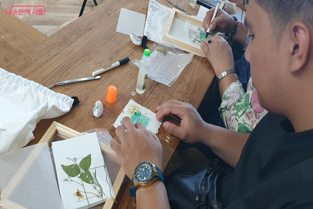 남산을 찾은 해외 관광객이 서울의 정원문화를 체험할 수 있도록 기획된 소규모 클래스다. ©엄윤주