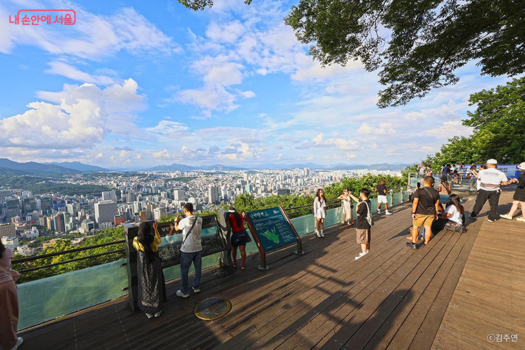 한국을 찾는 외국인들이 가장 많이 찾는 곳 중 하나는 남산이다.