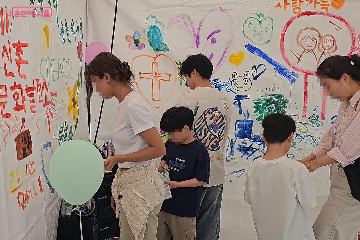 대학생뿐 아니라 어린이 등 누구나 축제를 즐기고 있다. ©오도연