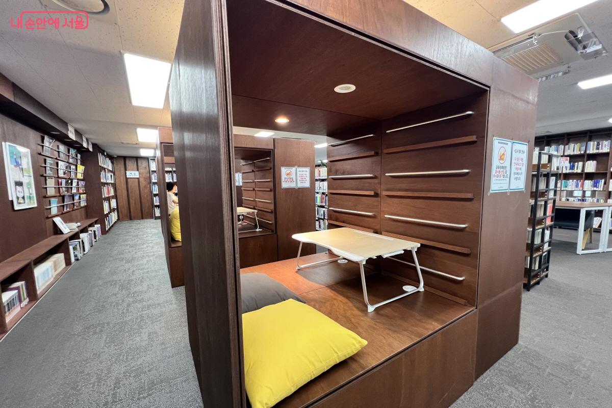 2층에 위치한 모두의책방. 다양한 도서 큐레이션과 학습 공간이 인상적이다. ©박지영