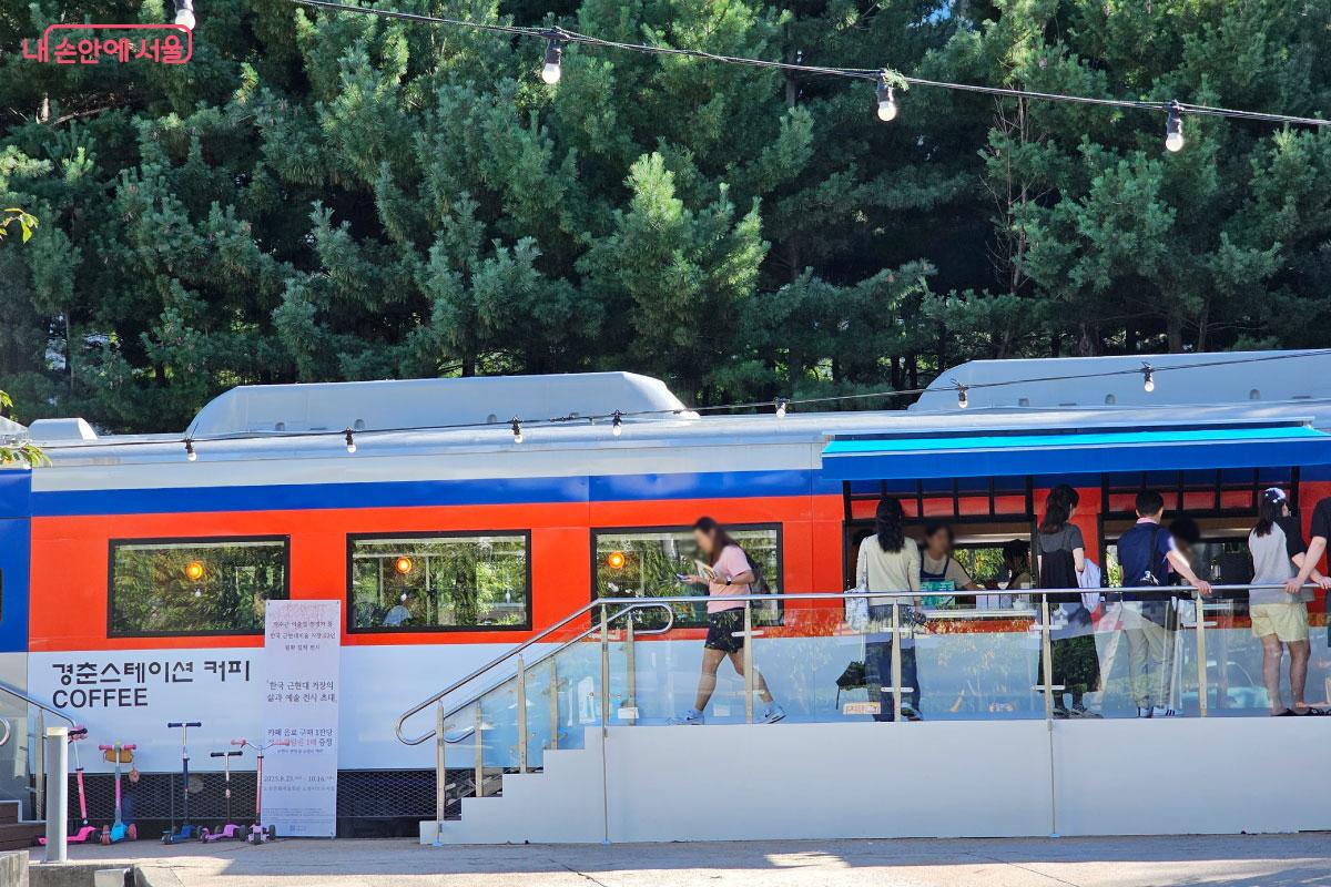 사용하지 않는 기차를 활용한 ‘경춘스테이션 북&커피' ©홍혜수  