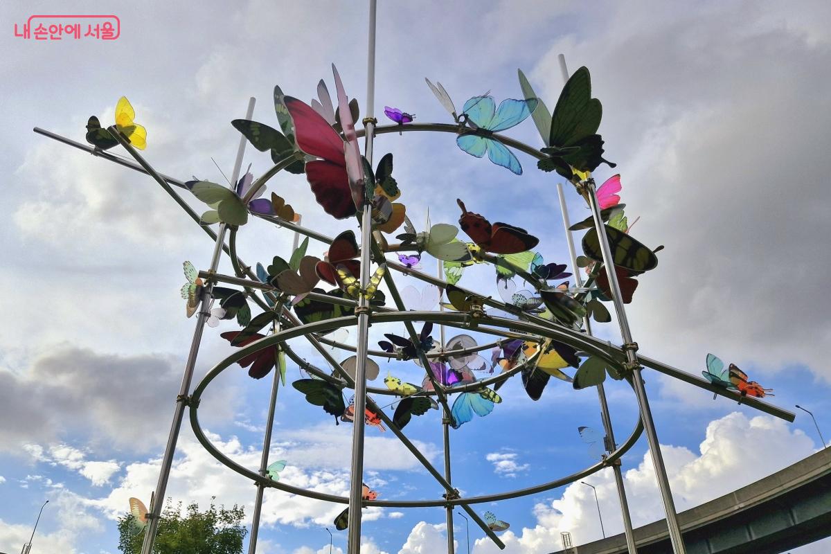 다양한 색감과 형태의 나비가 눈에 띄는 신예진 작가의 ‘자유의 군무’ ©임채영