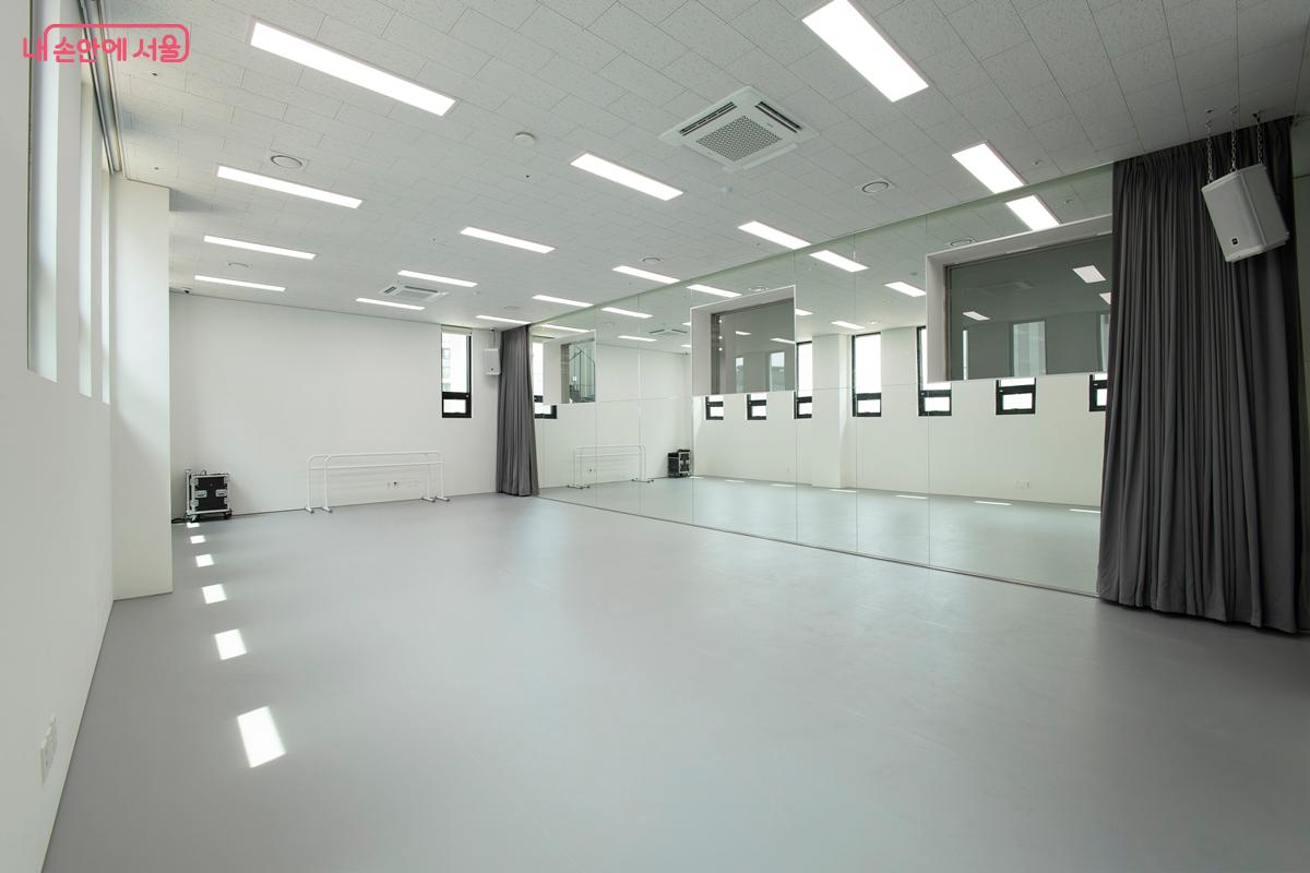 무용을 위한 기본적인 것을 갖춘 3층 댄스 스튜디오 ©서울문화예술교육센터 은평