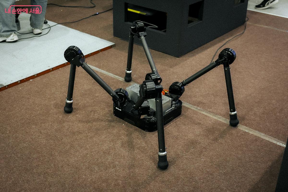 위험한 산업 현장에서 자유롭게 이동하는 로봇을 개발하는 기업인 디든로보틱스(DIDEN ROBOTICS)가 개발한 자석이 장착된 자율 보행형 사족보행 로봇 &lsquo;DIDEN 30&rsquo;. 고난이도 작업 환경까지 진입하여 업무를 수행한다. ⓒ김아름