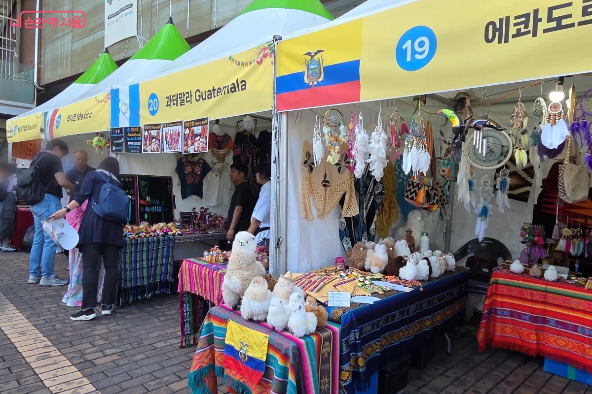 드림 캐처, 가죽 팔찌 등 다양한 제품을 만날 수 있었다. ©김미선