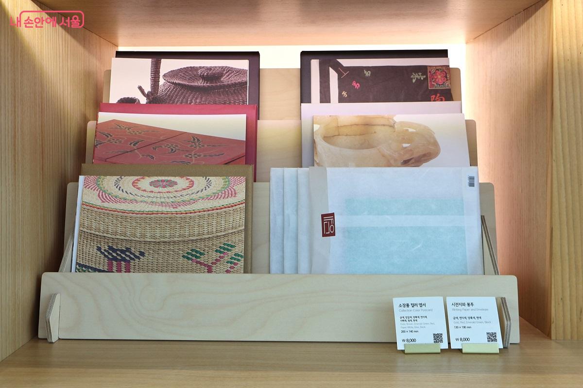 한국 고유의 색상을 가진 소장품 컬러 엽서와 시전지 및 봉투 ©이봉덕