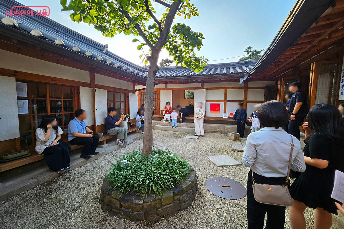 목련나무를 바라보며 하늘의 풍경을 감상할 수 있는 배렴가옥 ©이정민