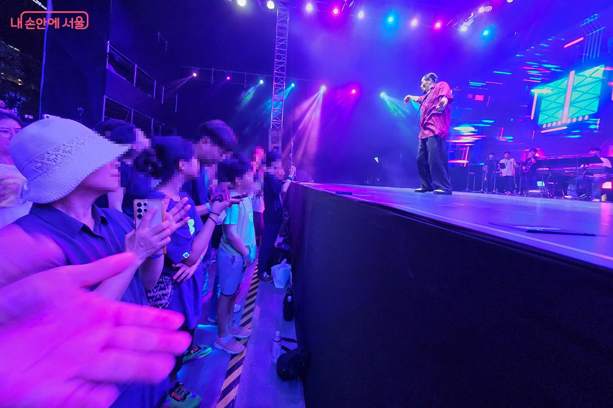 전문 댄서의 열정 가득한 무대가 관객들의 뜨거운 박수를 이끌어냈다. &copy;이혜숙