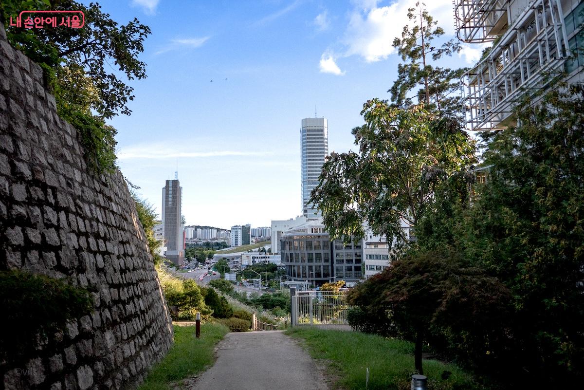 흥인지문공원 산책길을 따라 걸어본다