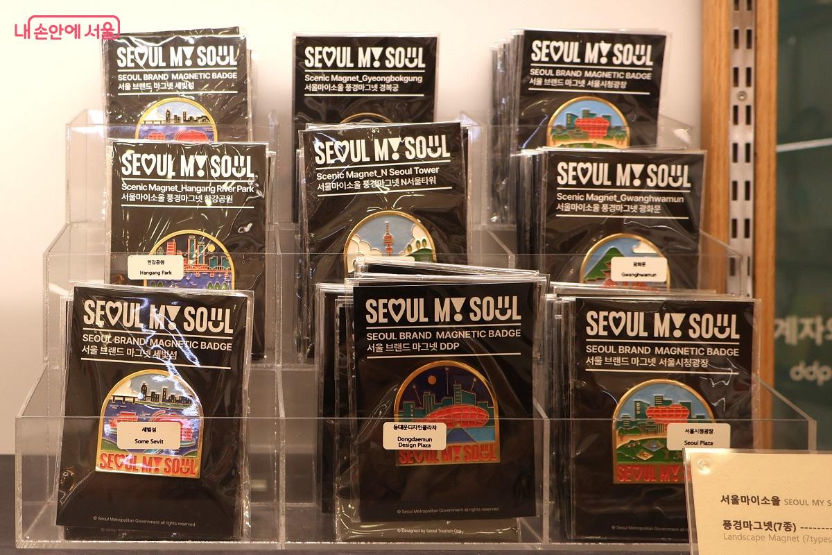 서울마이소울 브랜드의 풍경 마그넷이 인기리에 판매되고 있다고 직원이 귀띔해준다. ©이봉덕
