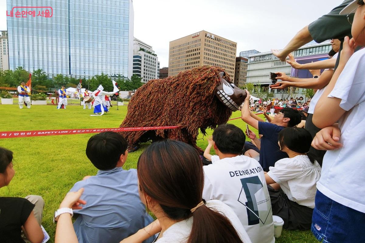 관중석으로 찾아와 큰 호응을 이끈 북청사자 &copy;김병규