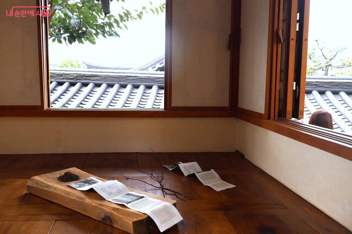 작가가 흙을 직접 채취하고, 그 촉각과 냄새 등을 기록했다. ©이봉덕