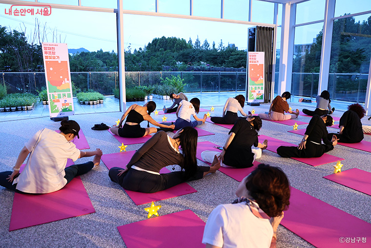 9월 19일 양재천 수변문화쉼터에서 열린 별빛요가 프로그램