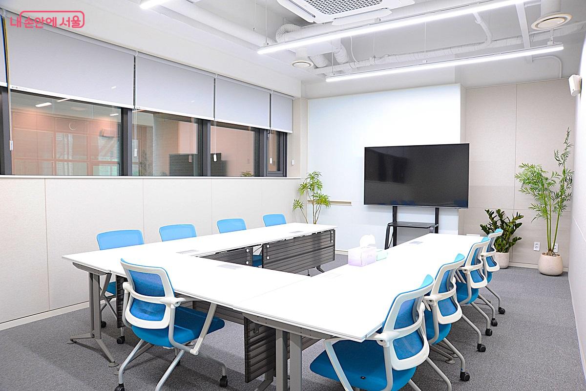 다용도 공간으로 쓰이는 회의실 ©조수봉