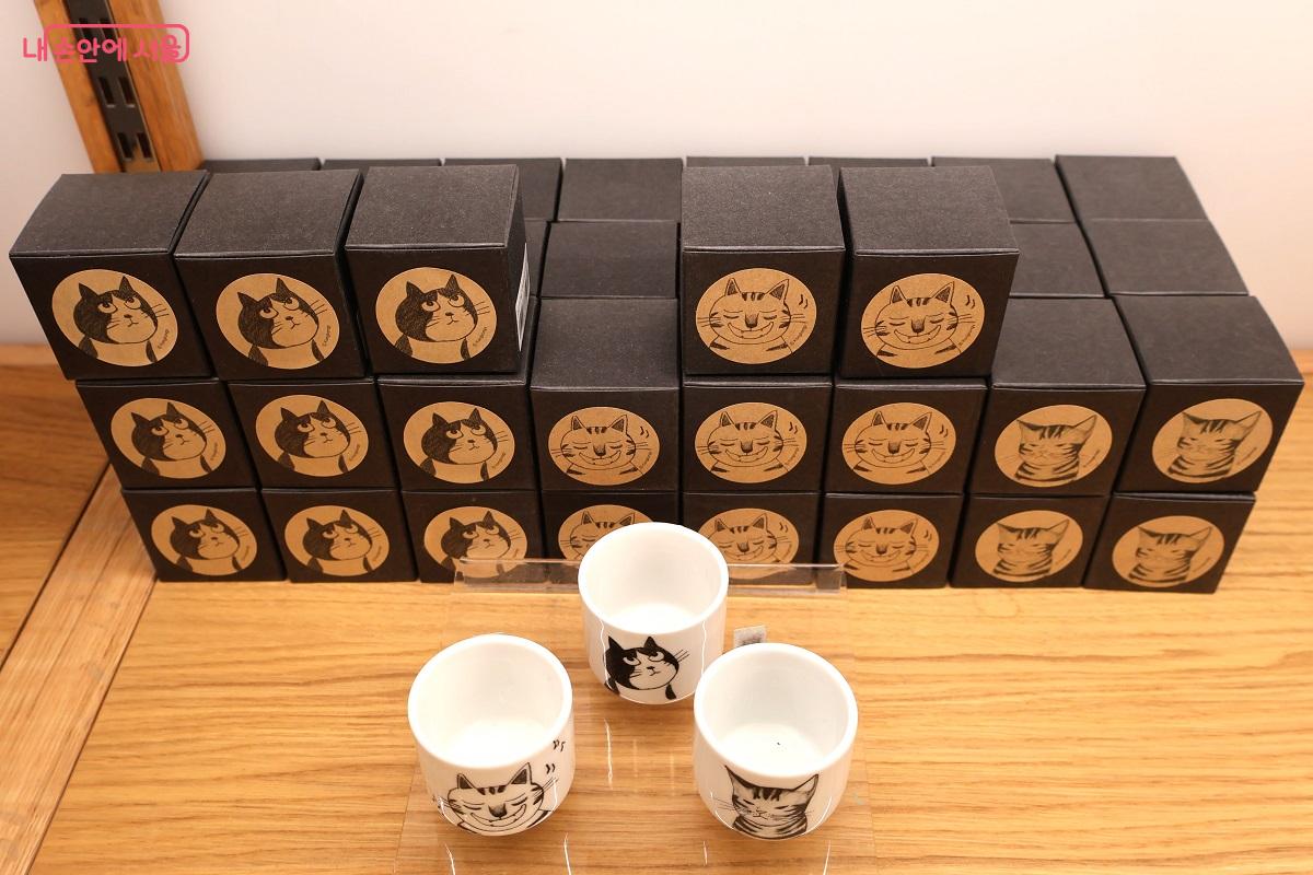 고양이와 호랑이 등을 모티브로 제작된 상품 코너 ©이봉덕