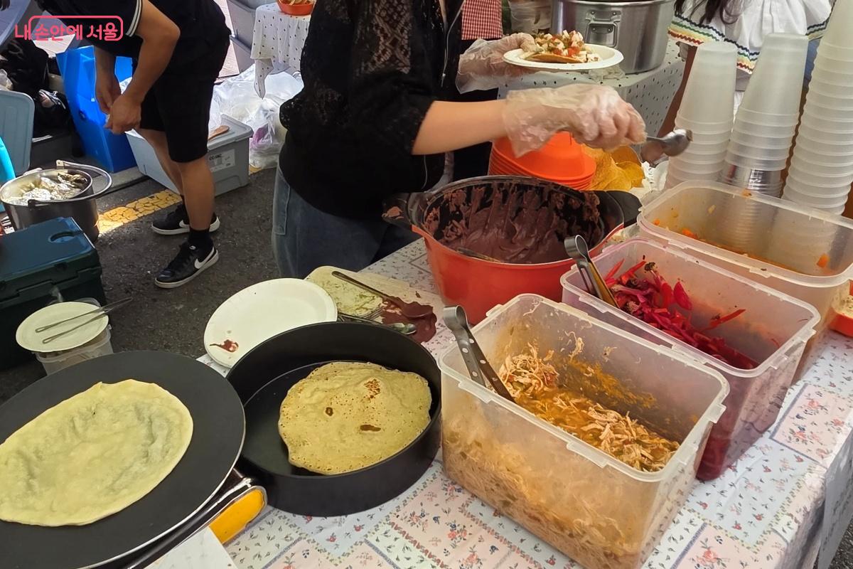 즉석에서 만들어 주는 맛있는 음식을 맛볼 수 있었다. ©김미선