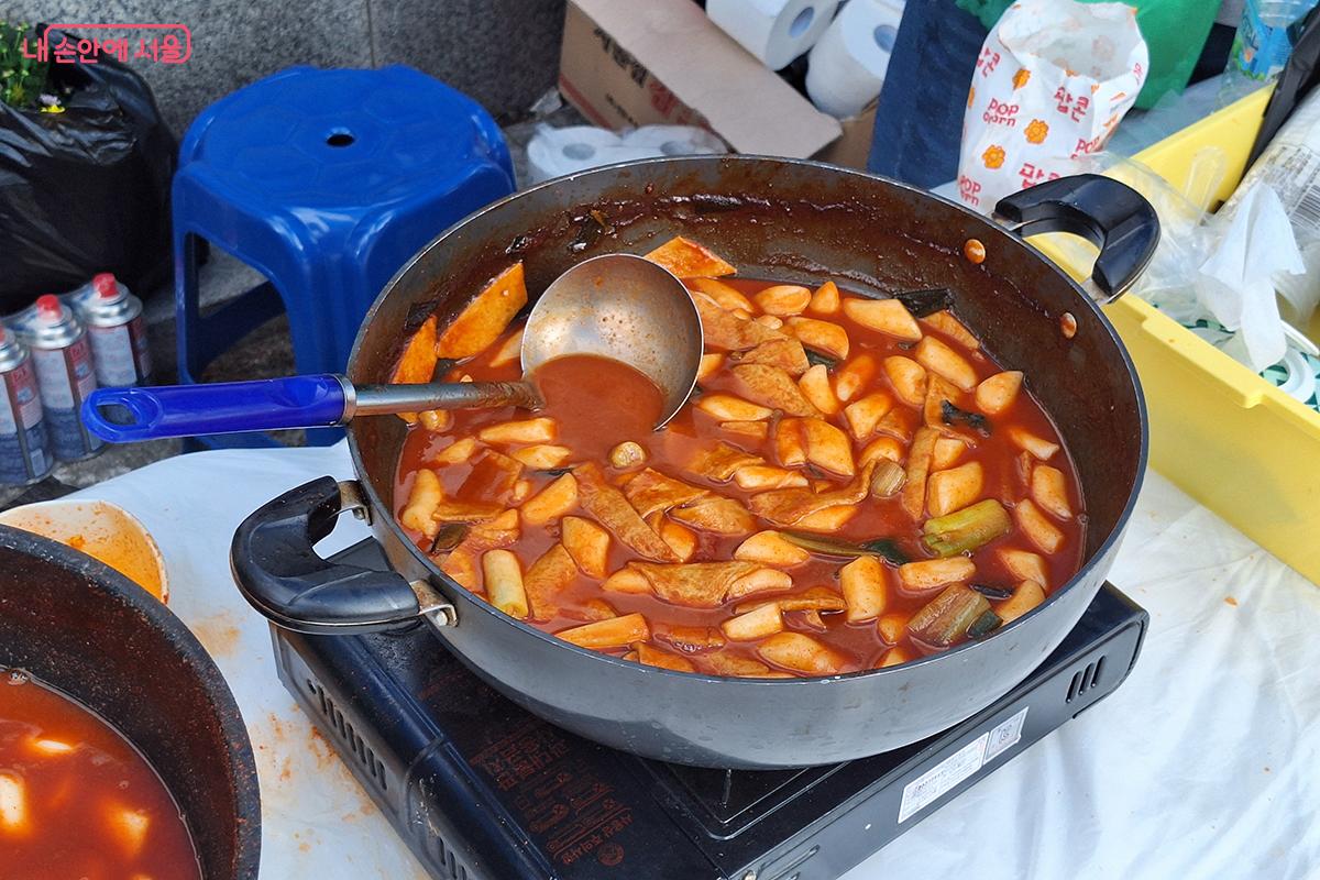 행사장 먹거리에서 가장 큰 인기를 끄는 음식은 역시 떡복이 만한 것이 없다.