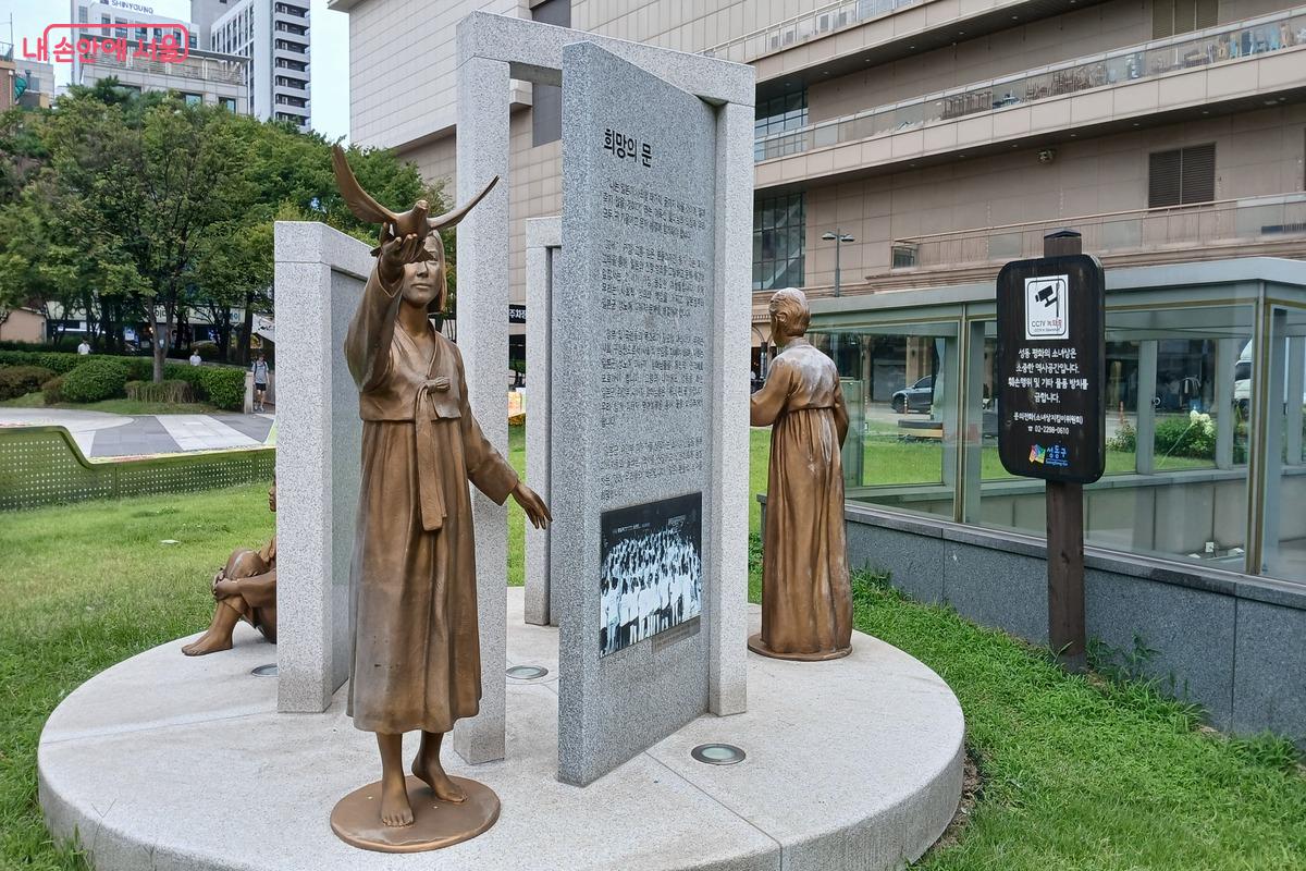 왕십리광장에 있는 ‘성동 평화의 소녀상’과 기림비 ©유지민