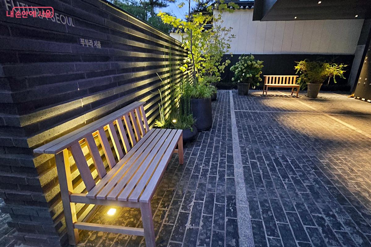 ‘푸투라서울’ 내 앉아서 쉴 수 있는 벤치 ©김윤경
