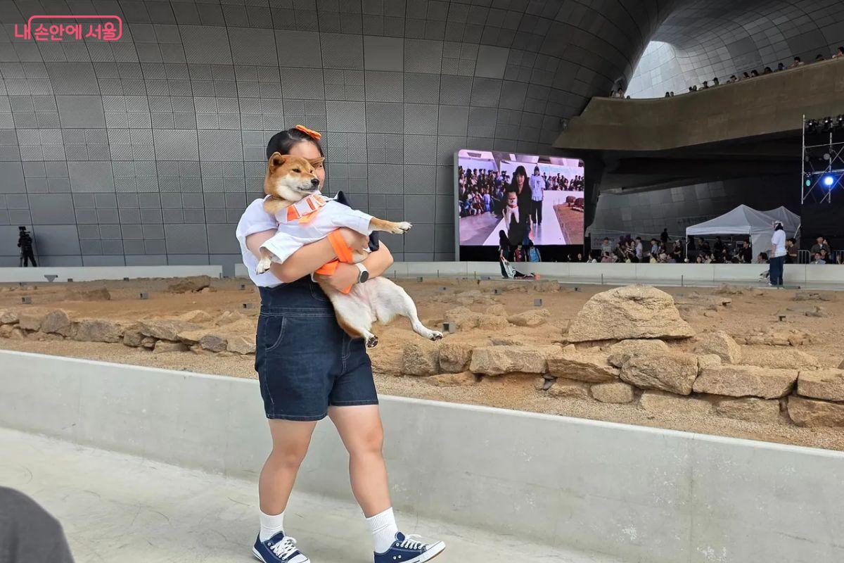 꼬마 견주가 반려견을 안고 런웨이에 등장해 웃음을 선사했다. &copy;김민지