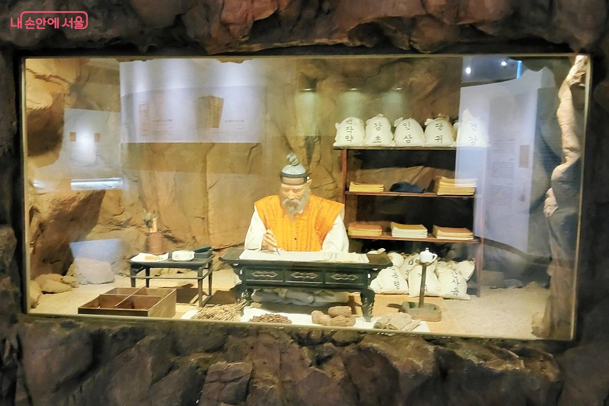 2층 허준 선생의 생애와 업적 전시실, <동의보감>을 집필하고 있는 허준 &copy;이상돈