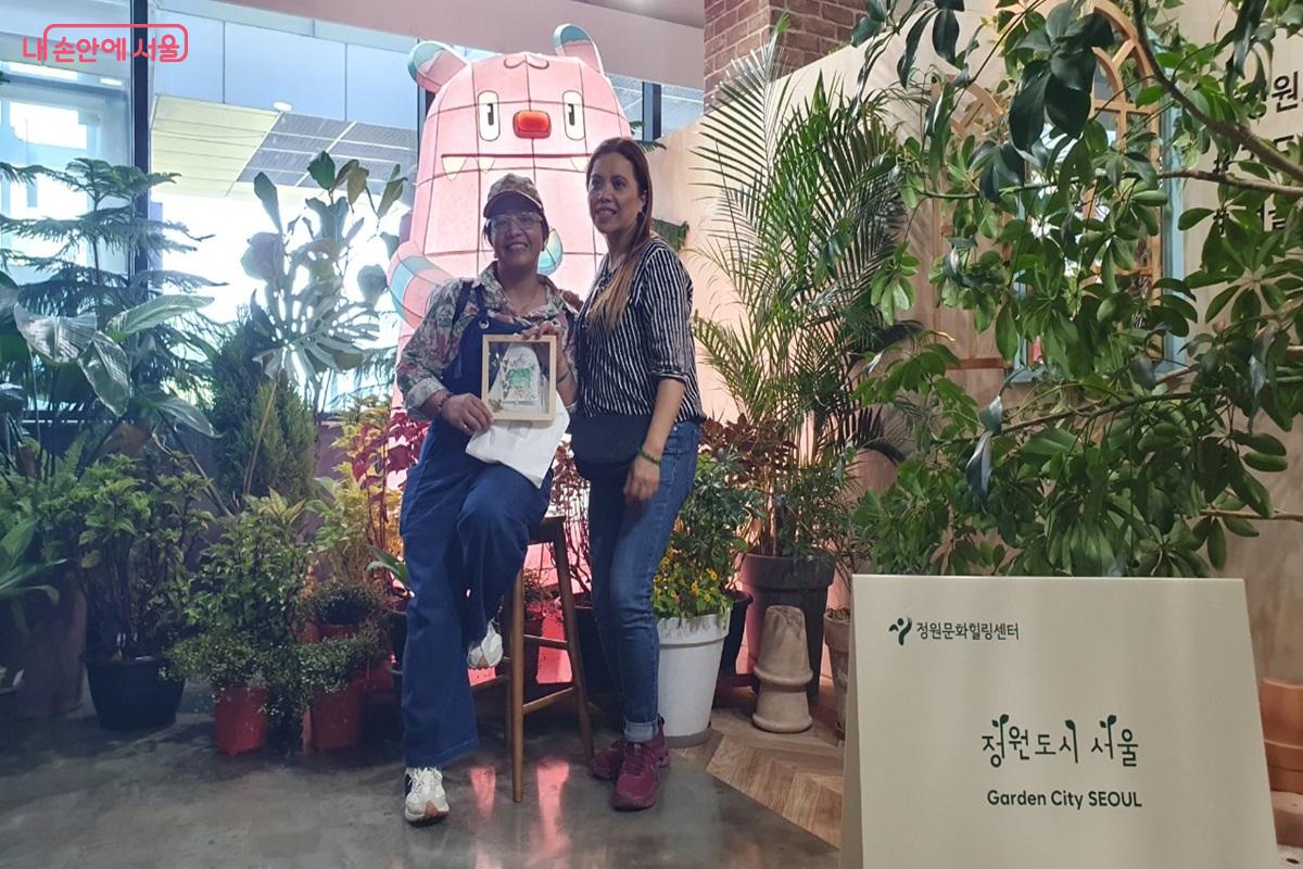  '서울정원문화힐링센터' 해치 포토존에서 기념사진을 찍고 있는 참가자들 ©엄윤주