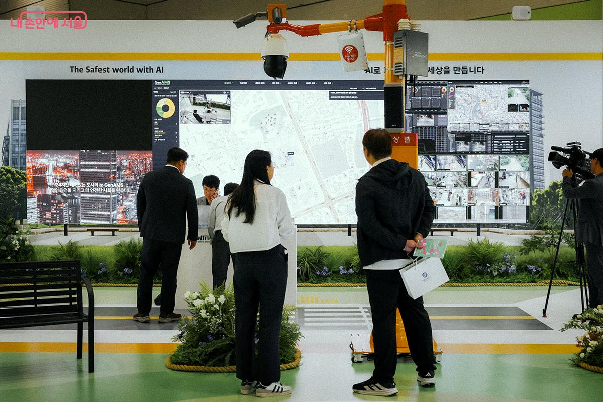 서울시 스마트폴(S-Pole). 기존 도시인프라(가로등&middot;보안등&middot;신호등&middot;CCTV지주)를 스마트 도시를 실현하는 핵심 기반시설로 진화한 지주 스마트폴은 다양한 ICT 기술을 접목하여 도시 안전을 강화한다. ⓒ김아름