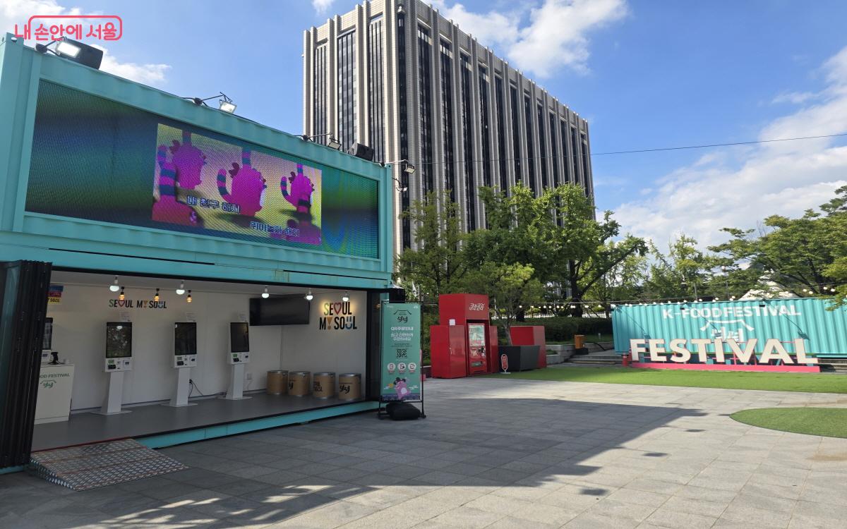 키오스크로 주문하면 마련된 식음 공간에서 먹을 수 있다. ©염지연