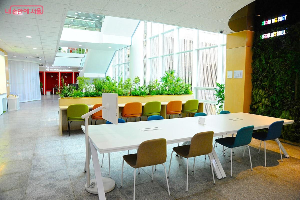 교육생들의 휴식, 네트워킹, 자율 학습, 팀 활동 등을 위한 커뮤니티 라운지 ©조수봉