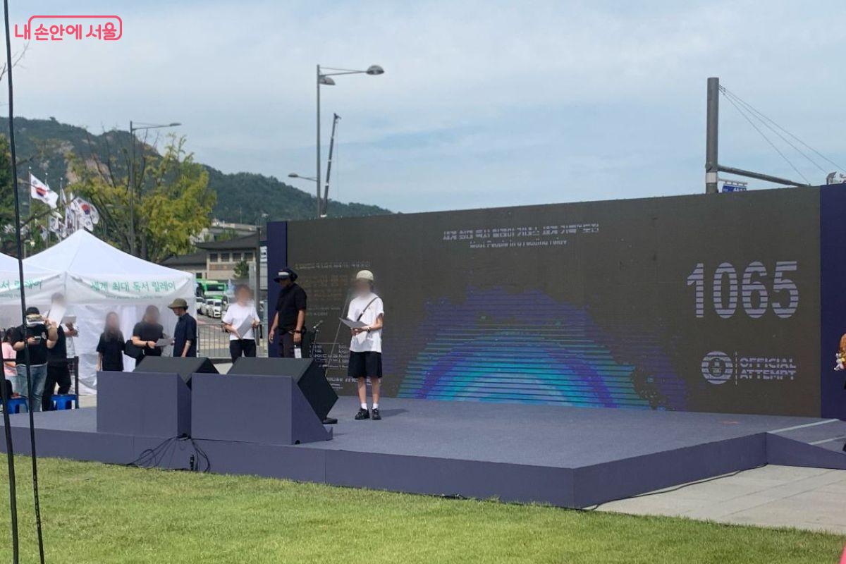 무대에서 시를 낭독하는 참가자 ©김장호